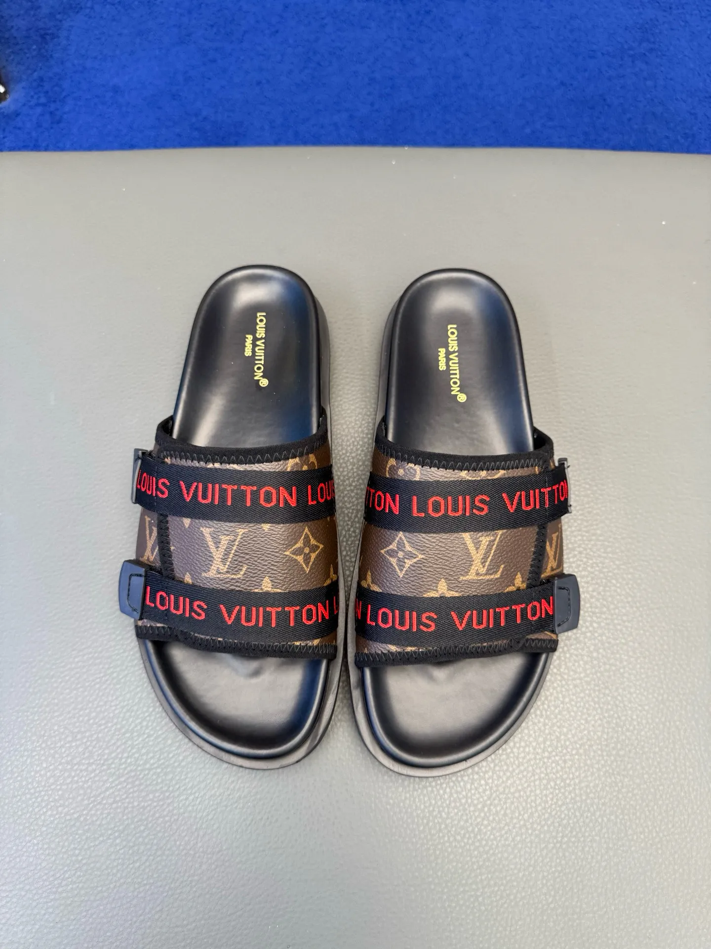[L Home] P: 340💰Size: 38-45 Top purchasing lv men's summer slippers, classic presbyopia with soft real leather lining, unique color splicing effect, distinctive personality, fashionable and trendy essential style, light and comfortable. Lightweight and tough rubber insole, micro ridged foam outsole, super comfortable!